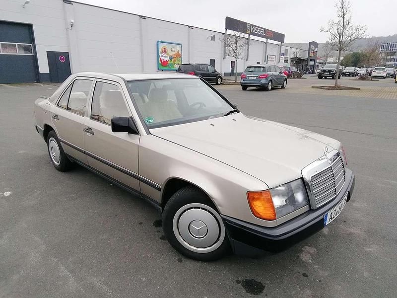 Gebraucht Mercedes E230 132 PS (97 kW) 1988 Bronze Limousine