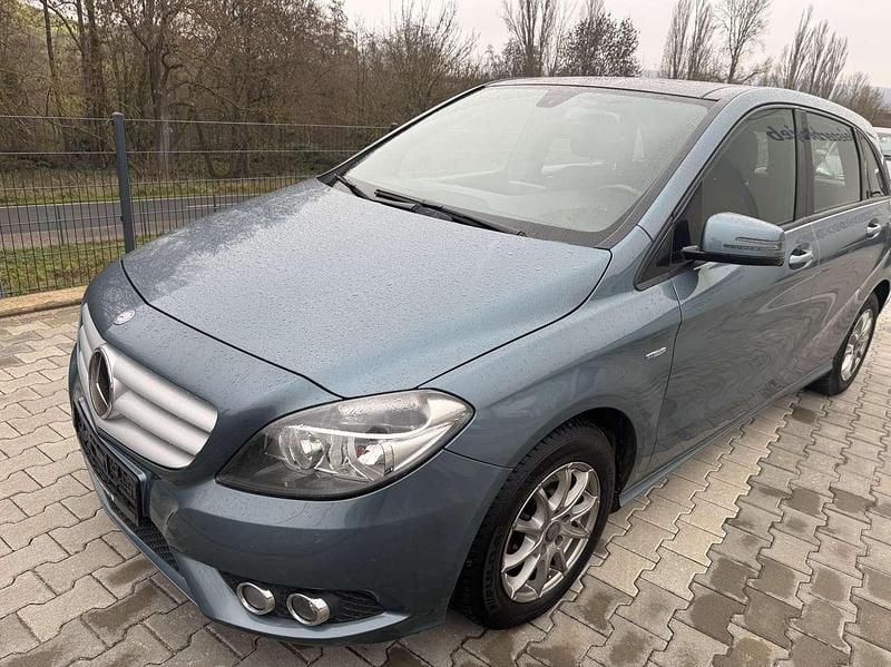 Blau Gebraucht 2013 Mercedes B180 Van / Kleinbus | 8.500 € (Guter Preis) - Bild 1/4