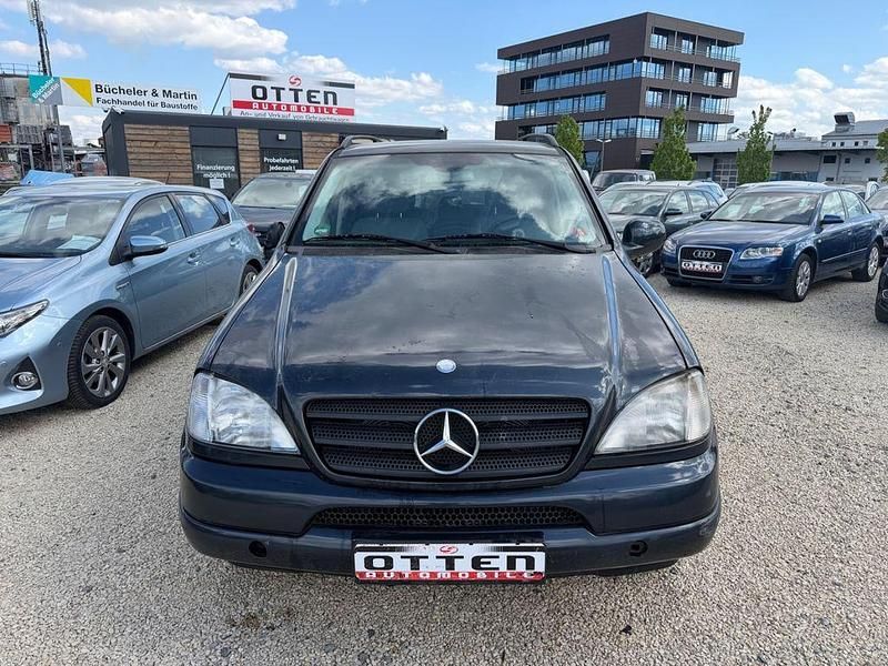 Second-hand Mercedes ML320 218 CP (160 kW) 2000 Negru SUV