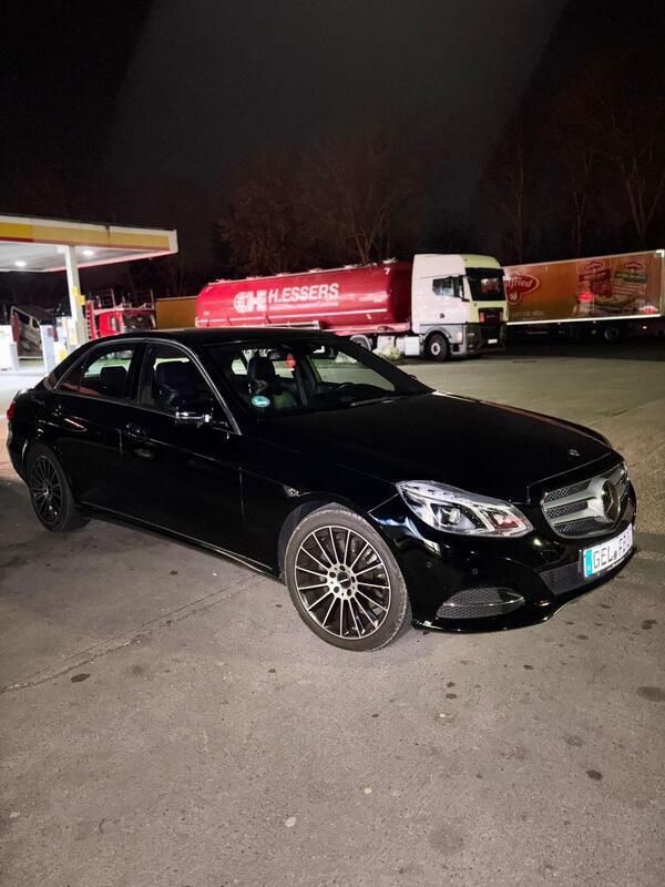 Schwarz Gebraucht 2015 Mercedes E300 Limousine | 11.500 € (Fairer Preis) - Bild 1/4