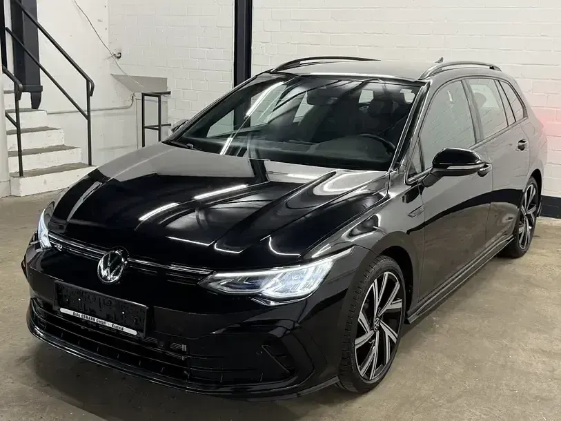 Gebraucht VW Golf VIII R-line 150 PS (110 kW) 2023 Deep black perleffekt Kombi