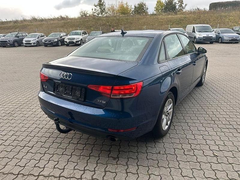 Gebraucht Audi A4 Basis 190 PS (139 kW) 2016 Blau Limousine