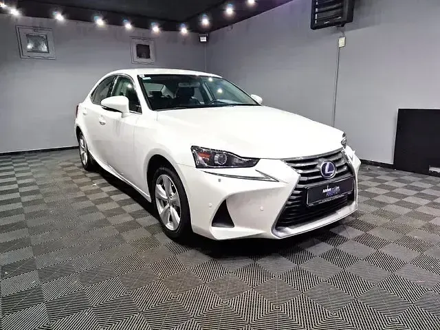 Gebraucht Lexus IS300h 223 PS (164 kW) 2019 Weiß Limousine
