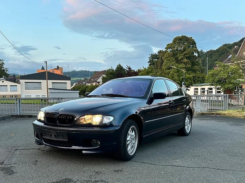 Blau Gebraucht 2004 BMW 325 M Sport Limousine | 4.500 € (Etwas zu teuer) - Bild 1/4