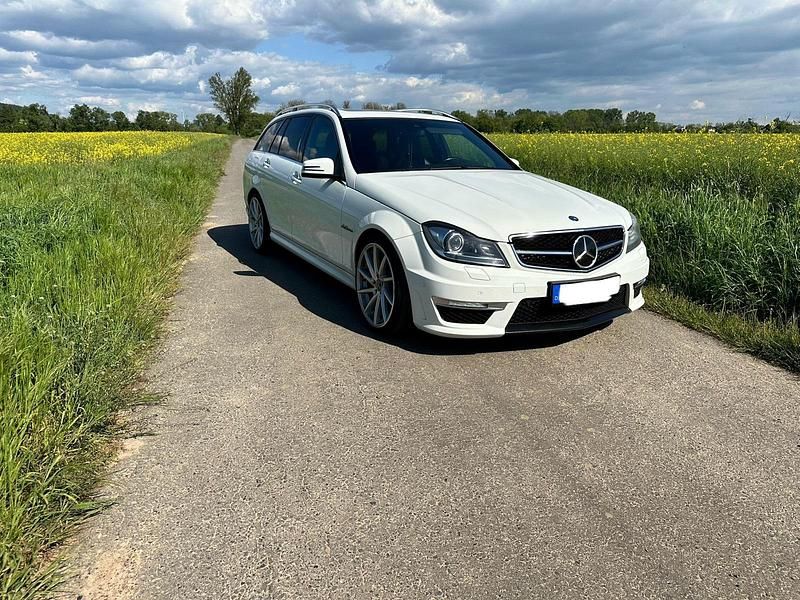 Weiß Gebraucht 2011 Mercedes C63 AMG AMG Kombi | 24.999 € - Bild 1/4
