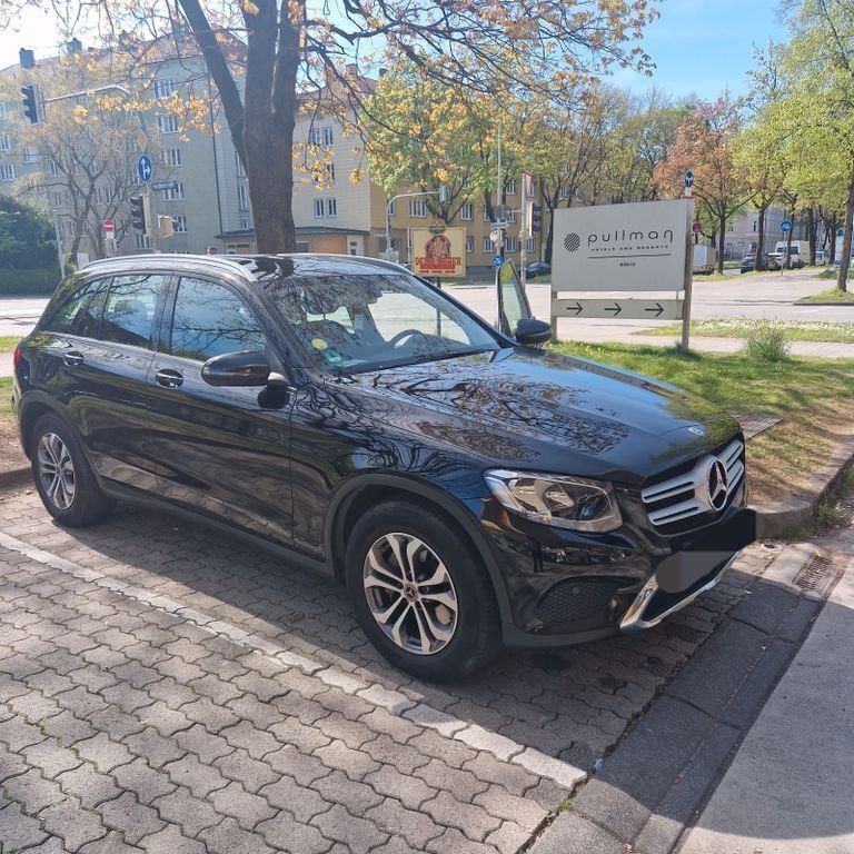 Schwarz Gebraucht 2017 Mercedes GLC220 SUV | 23.999 € (Fairer Preis) - Bild 1/4