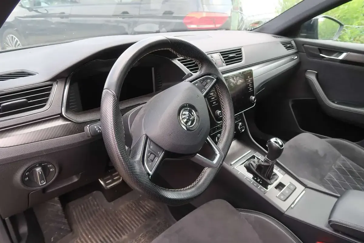 Gebraucht Skoda Superb SportLine 190 PS (139 kW) 2020 Schwarzmagic perleffekt Kombi
