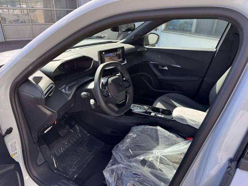 Gebraucht Peugeot e-2008 Allure 114 kW (156 PS) 2025 Okenit weiß metallic SUV