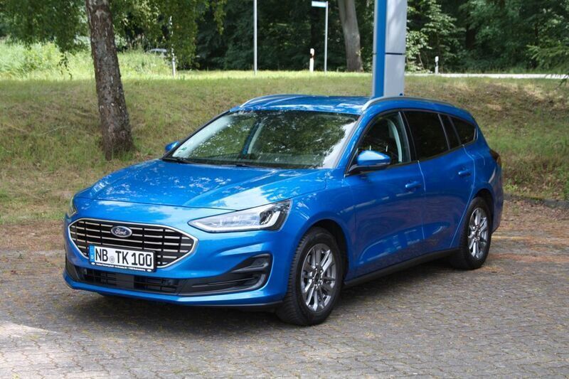 Blau Gebraucht 2023 Ford Focus Titanium Limousine | 23.650 € (Fairer Preis) - Bild 1/4