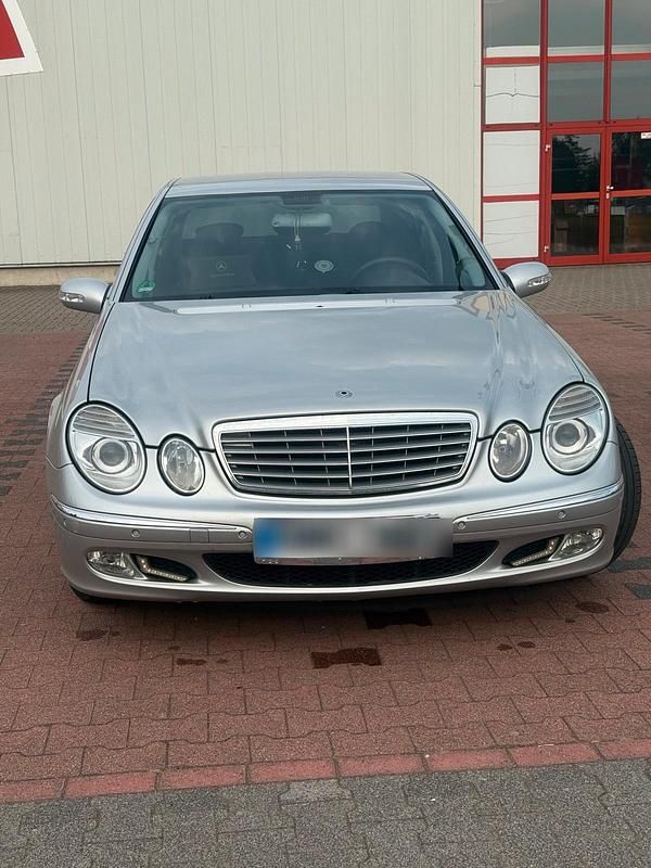 Silber Gebraucht 2003 Mercedes E200 Limousine | 2.400 € - Bild 1/4