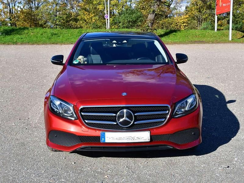 Gebraucht Mercedes E220 Avantgarde 194 PS (142 kW) 2016 Rot Limousine