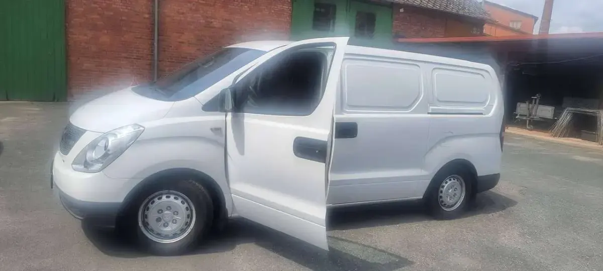 Gebraucht Hyundai H-1 170 PS (125 kW) 2014 Weiß Van / Kleinbus