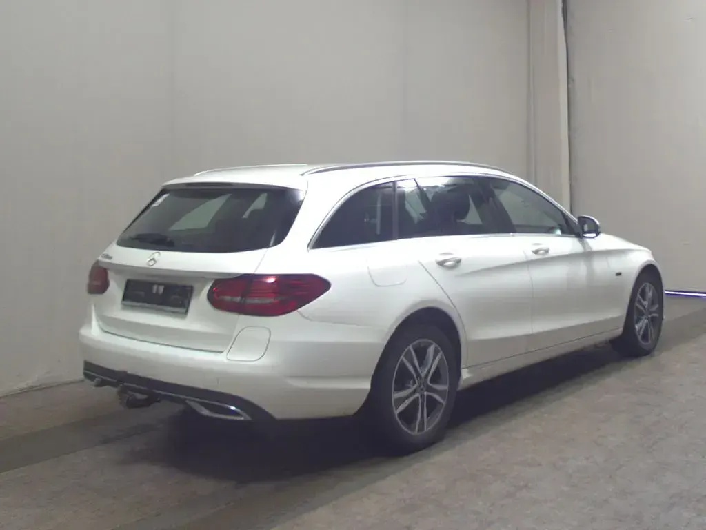 Gebraucht Mercedes C300e Avantgarde 306 PS (225 kW) 2020 Polarweiss unilack Kombi