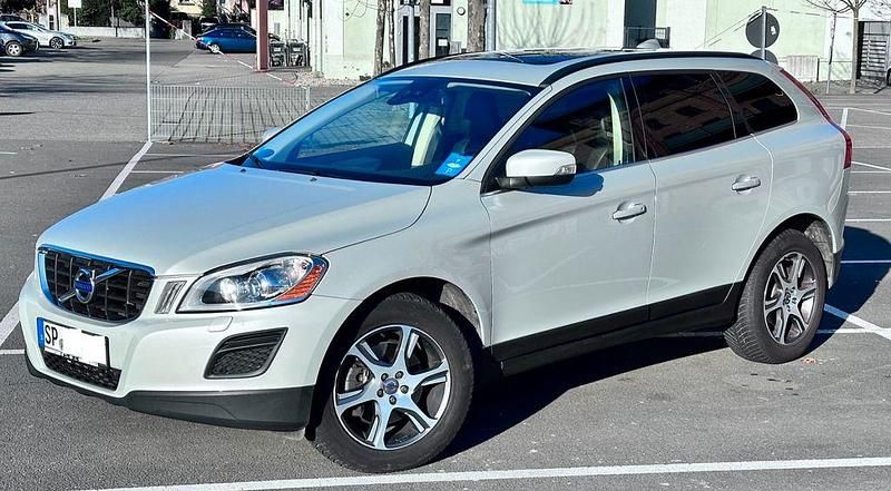 Weiß Gebraucht 2010 Volvo XC60 Summum SUV | 16.990 € - Bild 1/4
