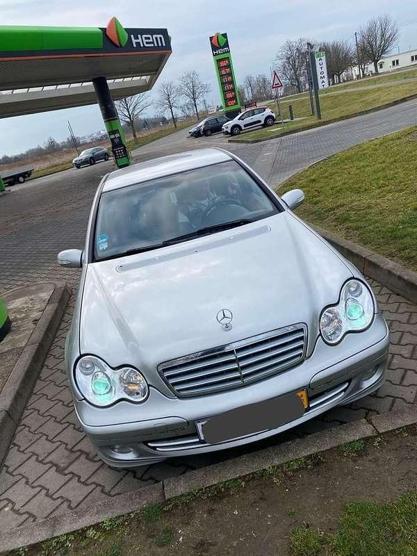 Grau Gebraucht 2004 Mercedes C180 Limousine | 6.000 € (Etwas zu teuer) - Bild 1/4