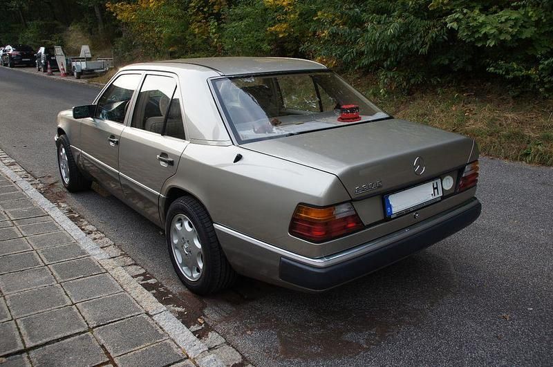 Brugt Mercedes E230 132 HK (97 kW) 1990 Sølv Sedan