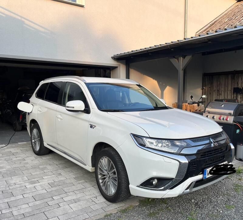 Weiß Gebraucht 2020 Mitsubishi Outlander P-HEV SUV | 19.699 € (Superpreis) - Bild 1/4