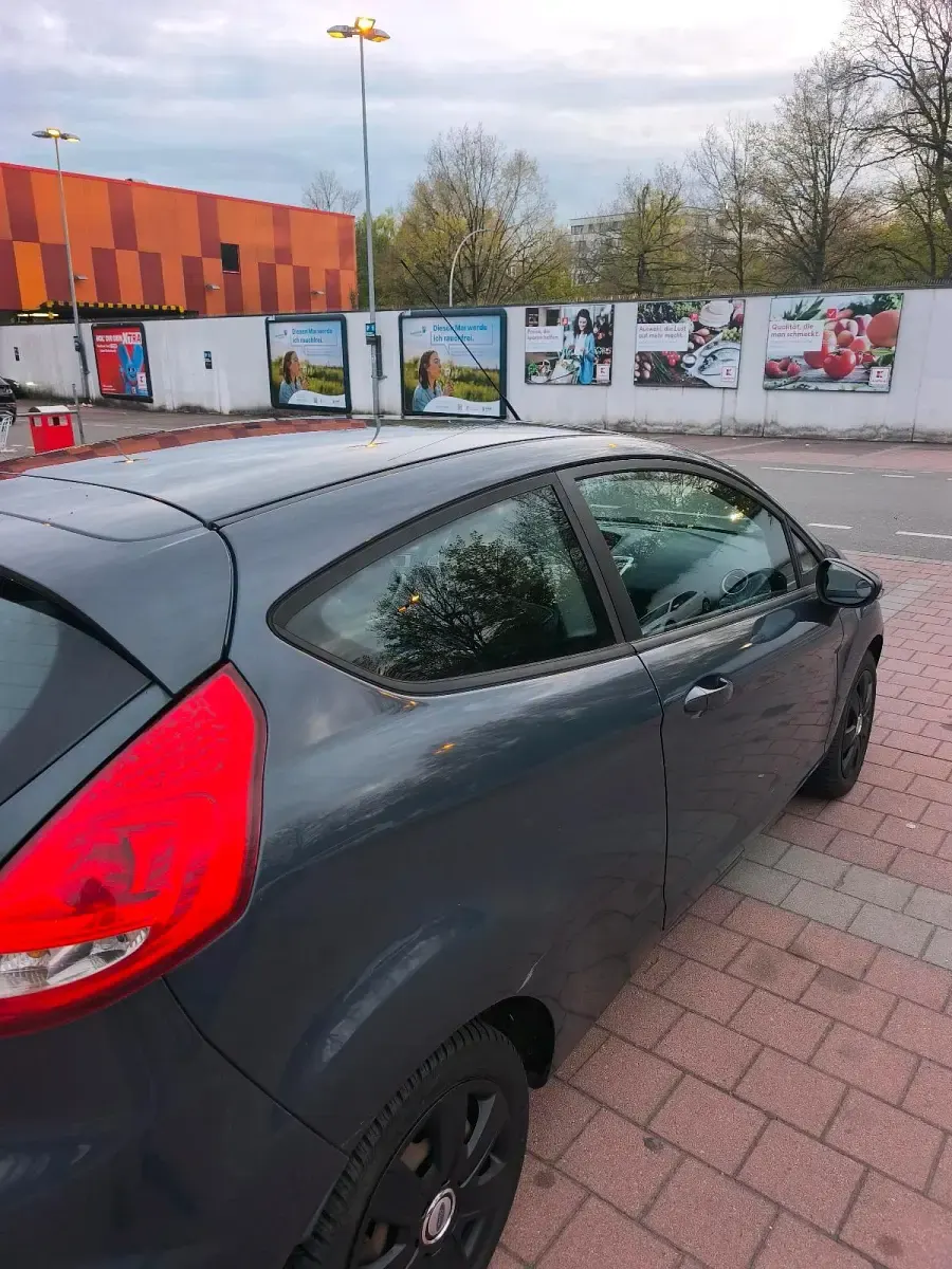 Gebraucht Ford Fiesta 60 PS (44 kW) 2011 Grau Kleinwagen