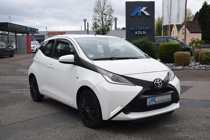 Weiß Gebraucht 2016 Toyota Aygo Kleinwagen | 5.890 € (Fairer Preis) - Bild 1/4