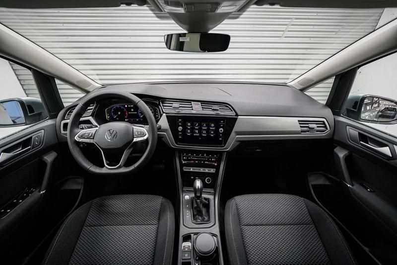 Neu VW Touran 150 PS (110 kW) 2025 Oyster silber metallic (f0) Van / Kleinbus