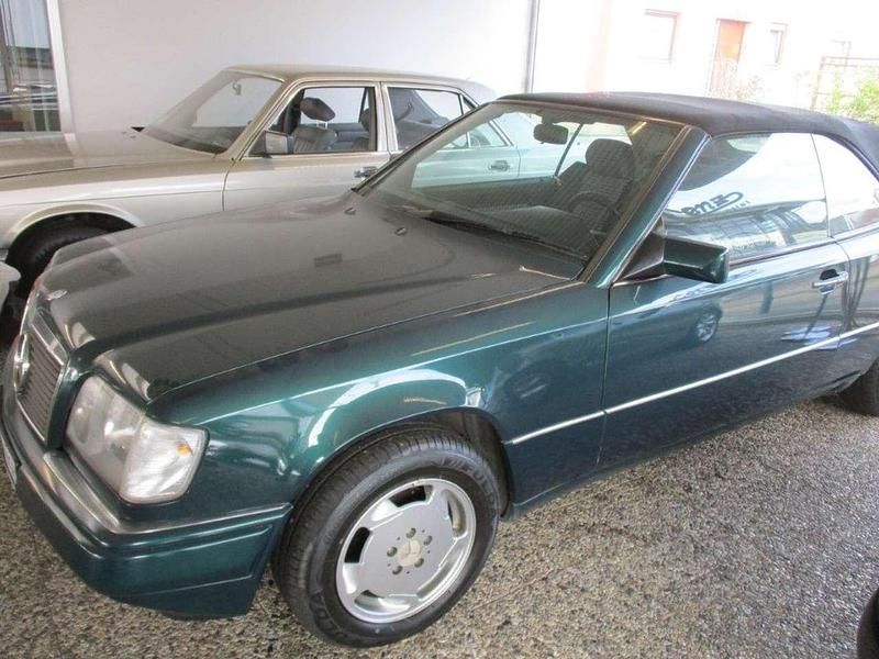 Turmalingrün Gebraucht 1995 Mercedes E200 Cabrio | 15.900 € - Bild 1/4
