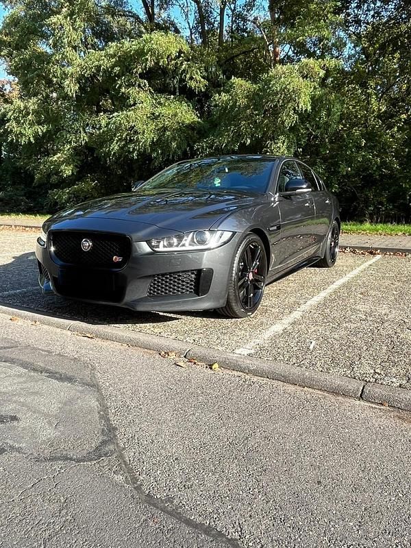 Grau Gebraucht 2015 Jaguar XE S Limousine | 15.400 € (Fairer Preis) - Bild 1/4