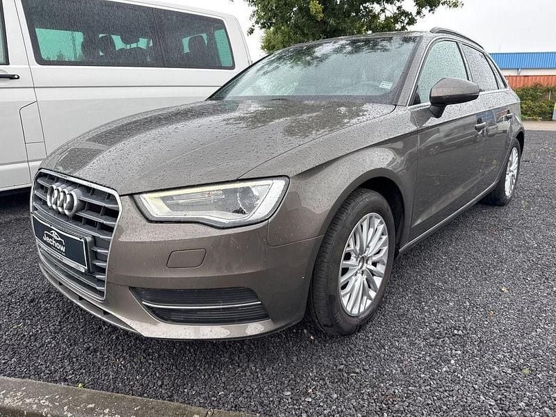 Dakotagrau metallic Gebraucht 2015 Audi A3 Ambiente Limousine | 11.690 € (Superpreis) - Bild 1/4