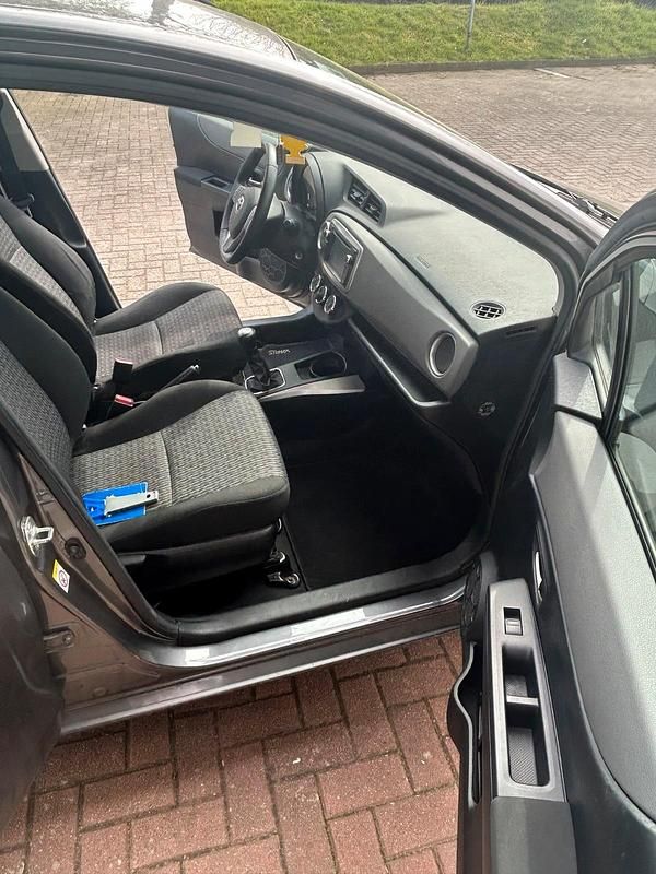 Gebraucht Toyota Yaris 69 PS (50 kW) 2014 Grau Kleinwagen