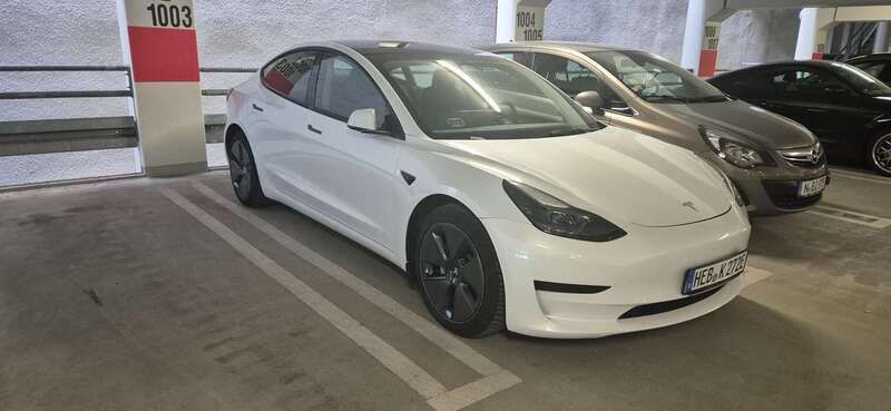 Weiß Gebraucht 2021 Tesla Model 3 Standard Range Plus Limousine | 24.000 € (Fairer Preis) - Bild 1/4