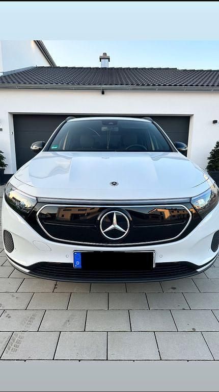 Weiß Gebraucht 2022 Mercedes EQA250 Advanced SUV | 31.500 € (Guter Preis) - Bild 1/4