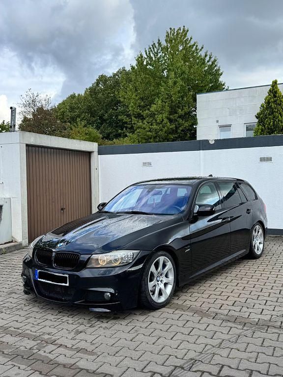 Schwarz Gebraucht 2011 BMW 330 M Sport Kombi | 11.400 € (Teuer) - Bild 1/4