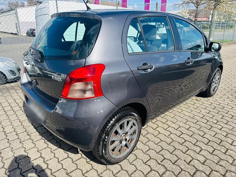 Gebraucht Toyota Yaris 68 PS (50 kW) 2011 Grau Kleinwagen