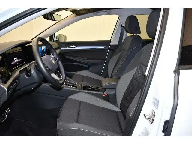 Gebraucht VW Golf VIII Active 131 PS (96 kW) 2023 Pure white Kombi