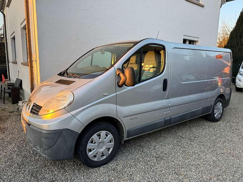 Gebraucht Renault Trafic Komfort 114 PS (83 kW) 2010 Silber Van / Kleinbus