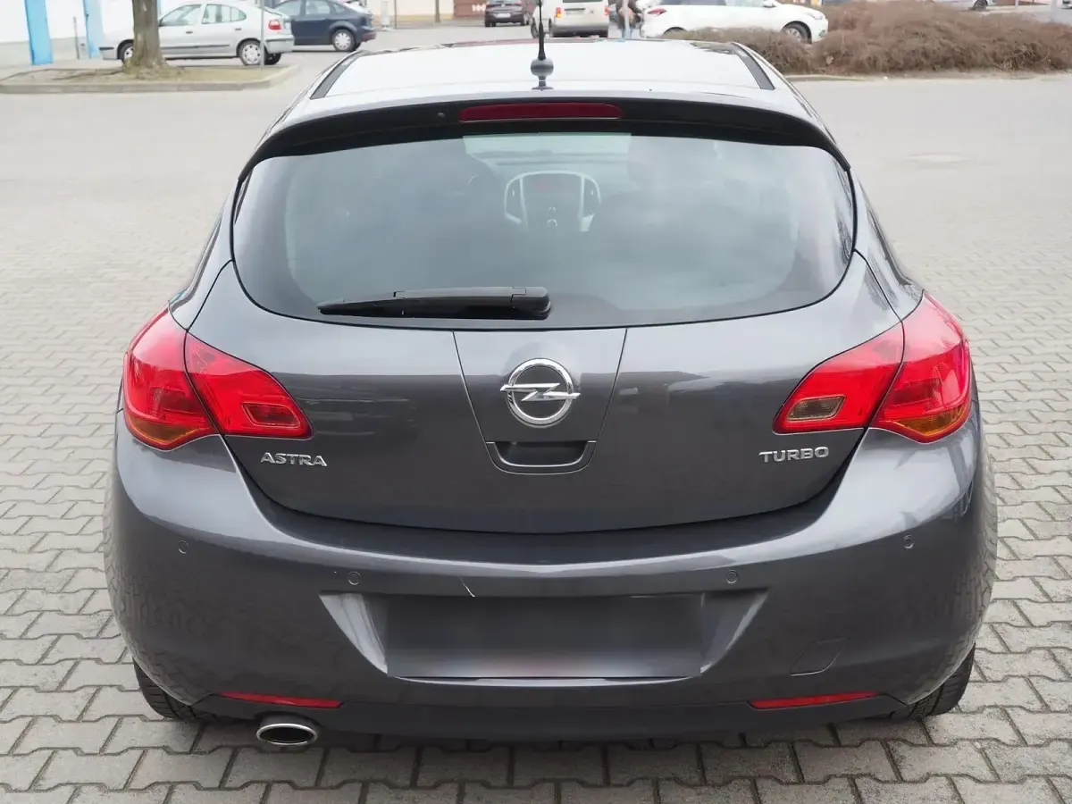 Gebraucht Opel Astra 140 PS (102 kW) 2011 Grau Limousine