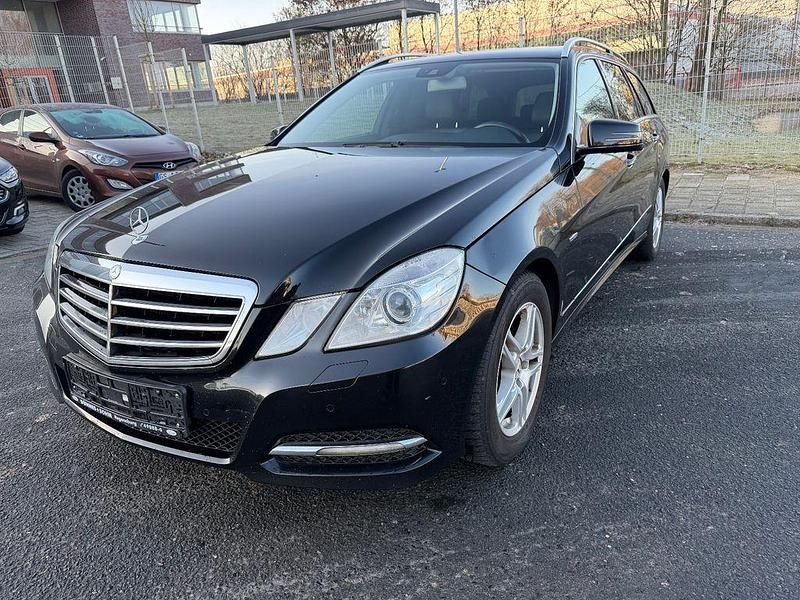 Gebraucht Mercedes E200 184 PS (135 kW) 2011 Schwarz Kombi