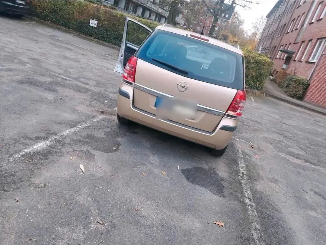 Gebraucht Opel Zafira 116 PS (85 kW) 2009 Gold Van / Kleinbus