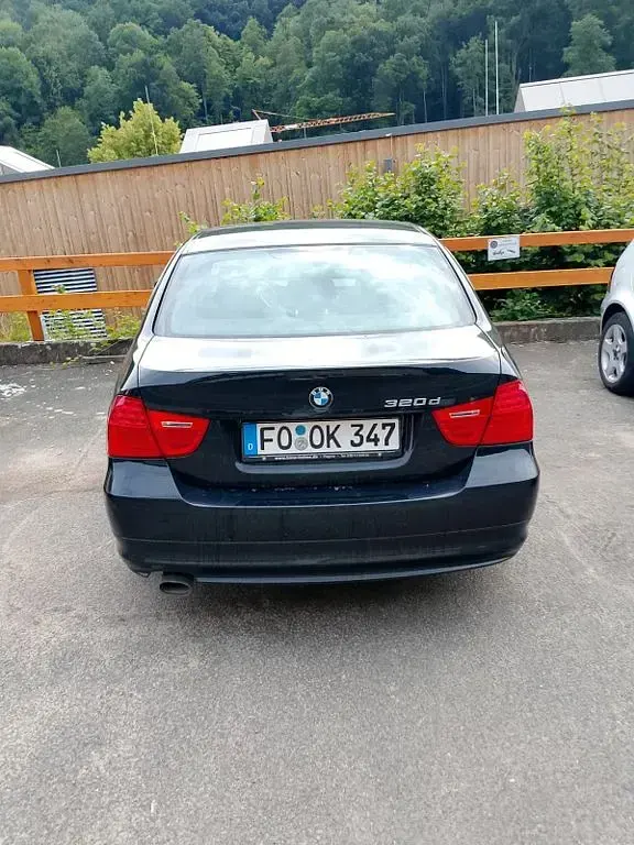 Gebraucht BMW 320 184 PS (135 kW) 2012 Schwarz Limousine