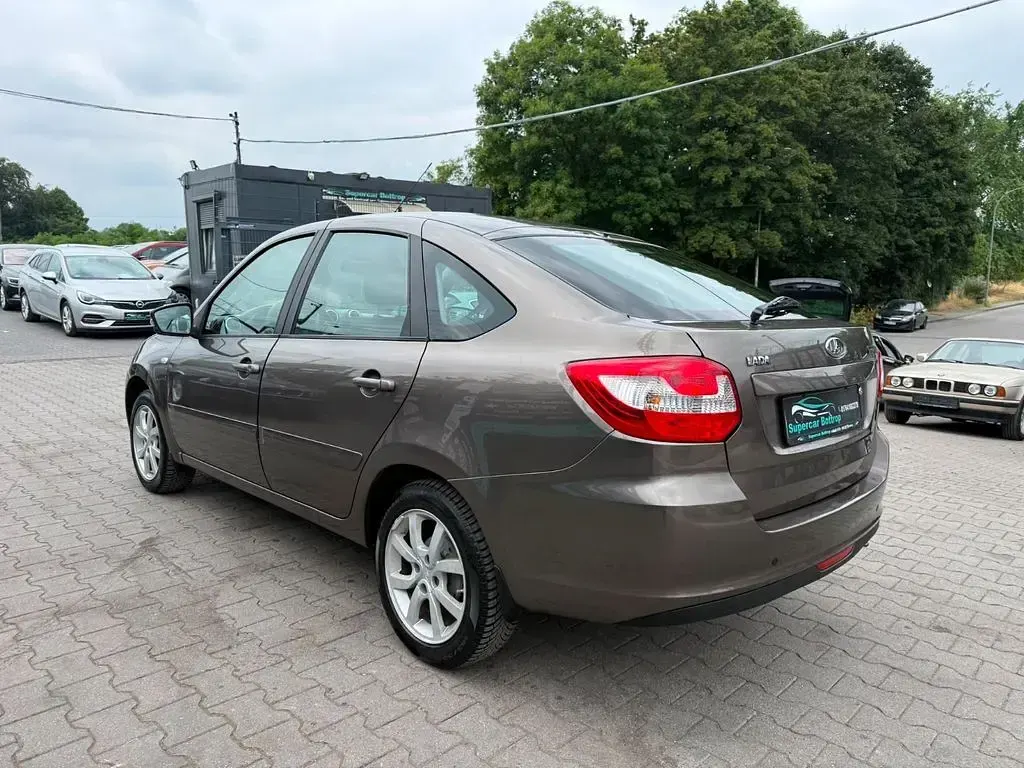 Gebraucht Lada Granta 98 PS (72 kW) 2018 Braun Limousine
