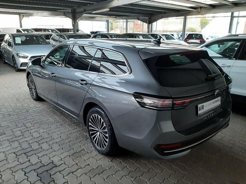 Gebraucht VW Passat Elegance 150 PS (110 kW) 2025 Grau Kombi