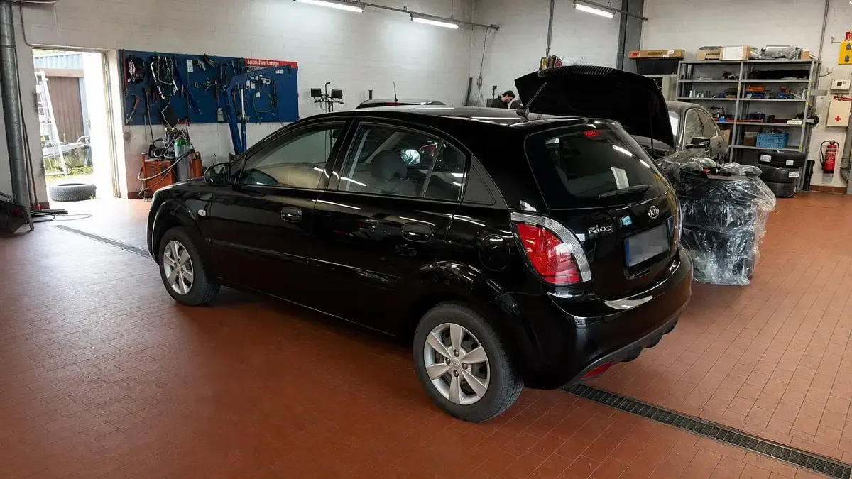 Gebraucht Kia Rio 95 PS (69 kW) 2010 Schwarz Kleinwagen