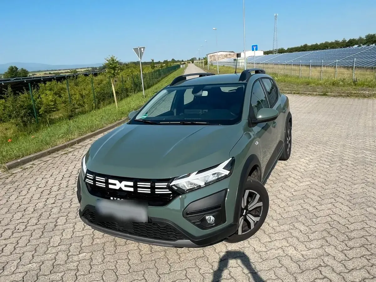 Gebraucht Dacia Sandero Expression 91 PS (66 kW) 2024 Grün Kleinwagen