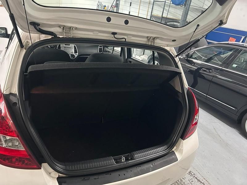 Gebraucht Hyundai i20 77 PS (56 kW) 2012 Weiß Kleinwagen