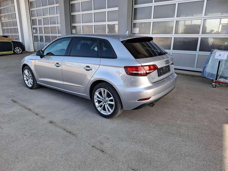 Gebraucht Audi A3 Basis 116 PS (85 kW) 2018 Florettsilber metallic Limousine