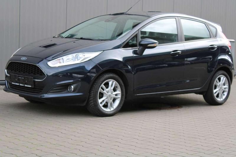 Blau Gebraucht 2017 Ford Fiesta Celebration Kleinwagen | 5.490 € (Fairer Preis) - Bild 1/4