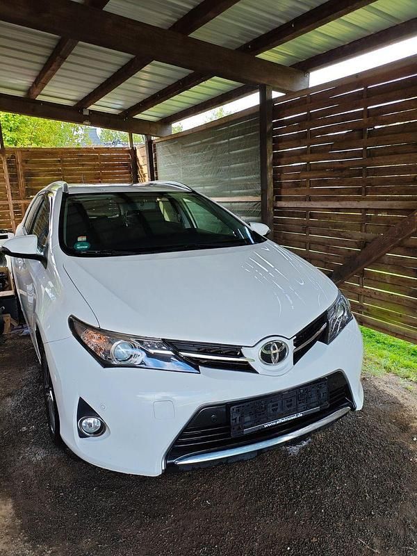 Weiß Gebraucht 2015 Toyota Auris Touring Sports Kombi | 6.250 € (Fairer Preis) - Bild 1/4