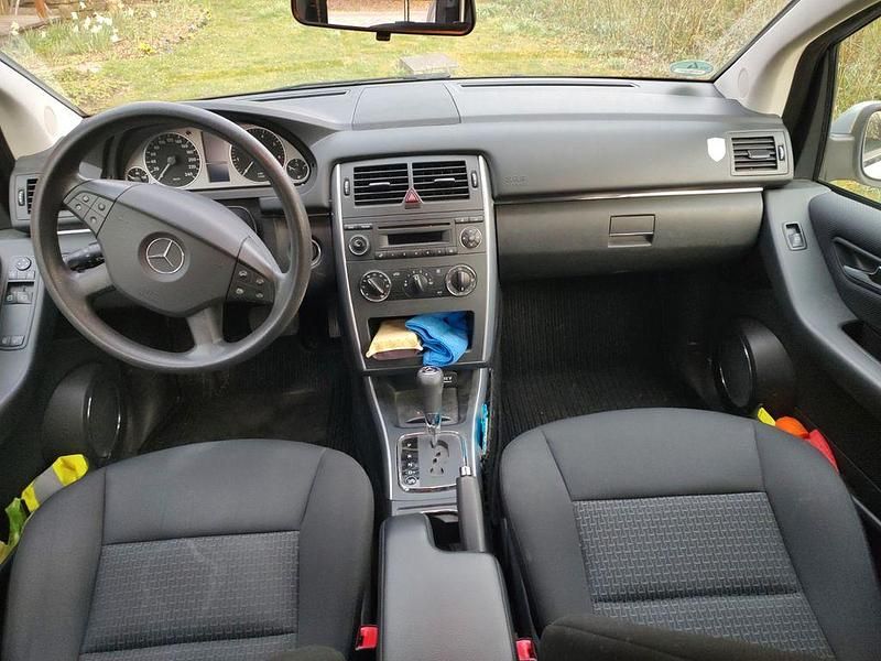Gebraucht Mercedes B180 116 PS (85 kW) 2010 Silber Van / Kleinbus