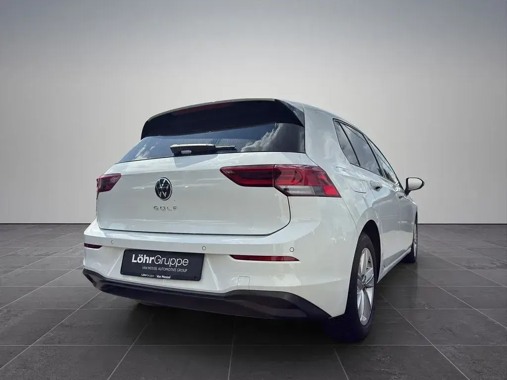 Gebraucht VW Golf VIII Life 131 PS (96 kW) 2023 Weiß Limousine