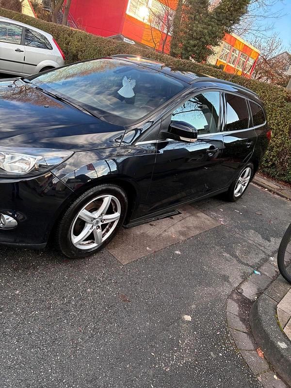Gebraucht Ford Focus 125 PS (91 kW) 2014 Schwarz Kombi