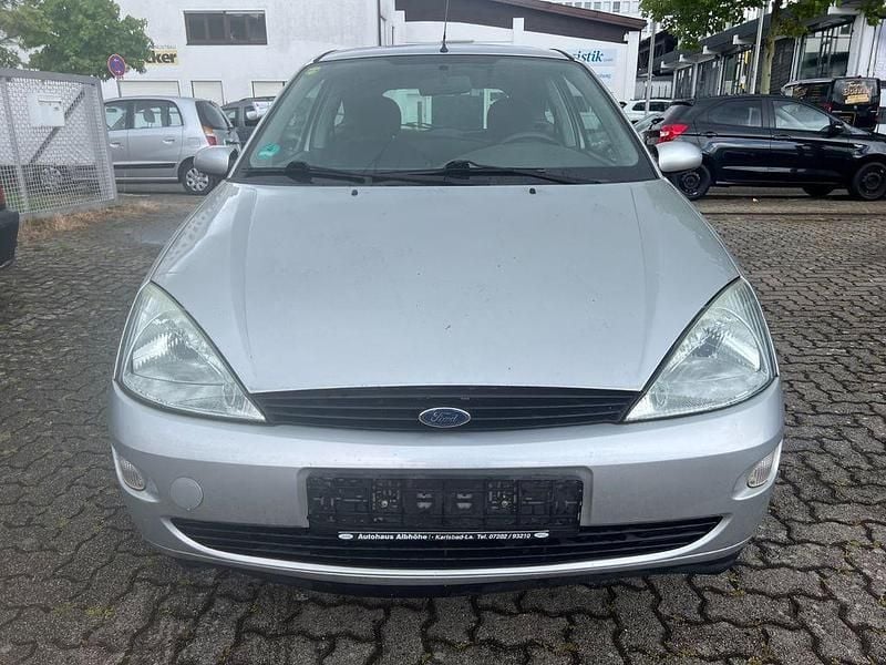Silber Gebraucht 2000 Ford Focus Ambiente Limousine | 699 € (Fairer Preis) - Bild 1/4